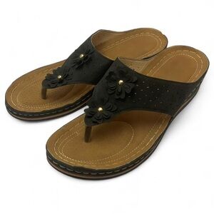 Black flip flops floral detail US women’s size 9